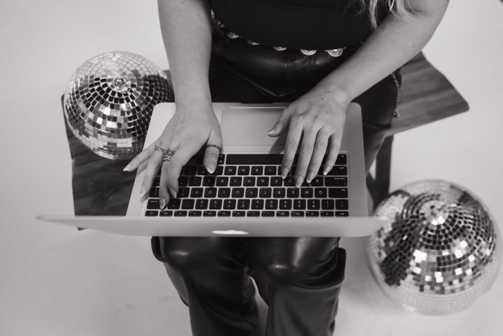 A WOMAN TYPES ON A MAC BOOK